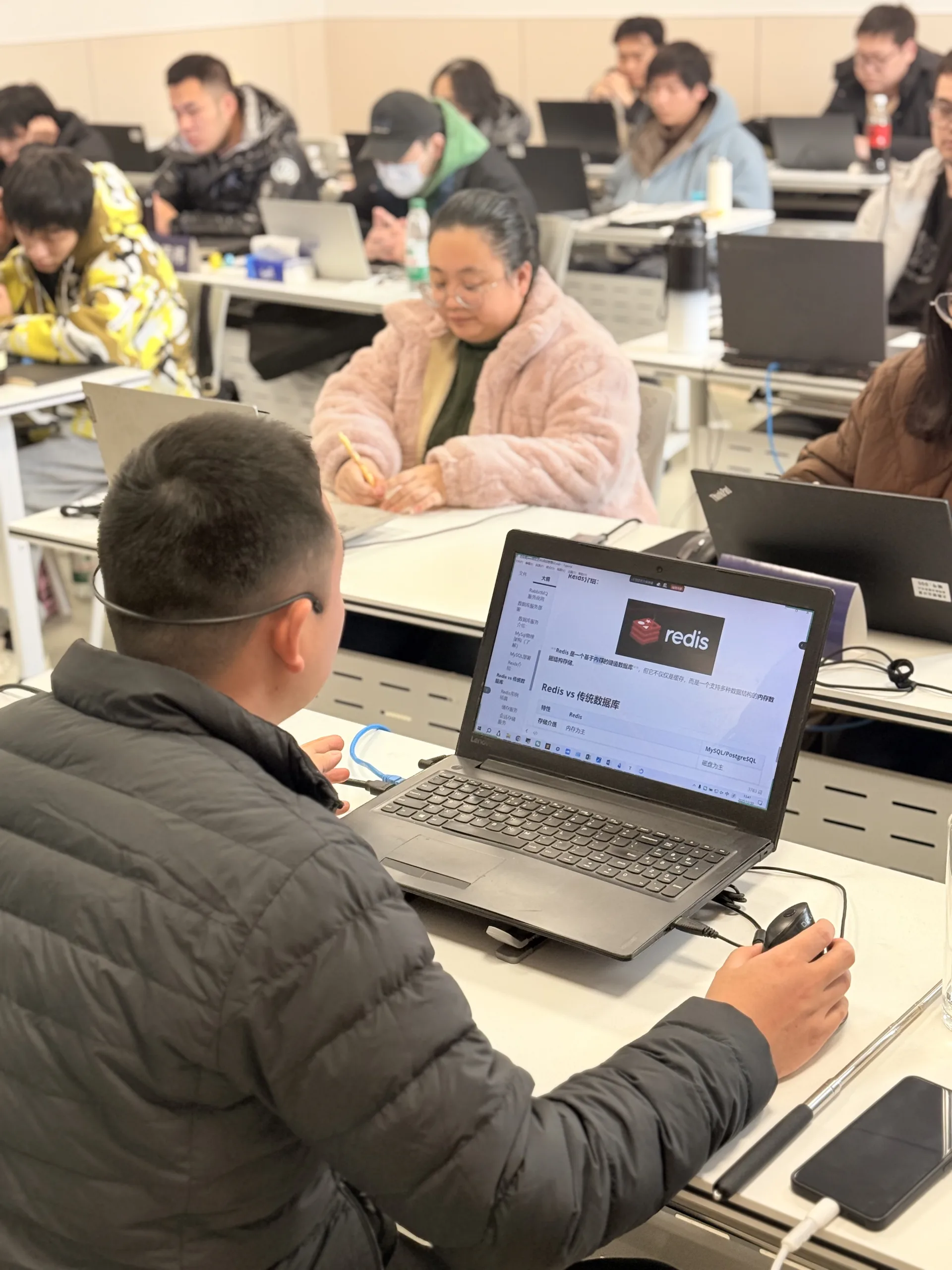 学员在电脑课堂实训